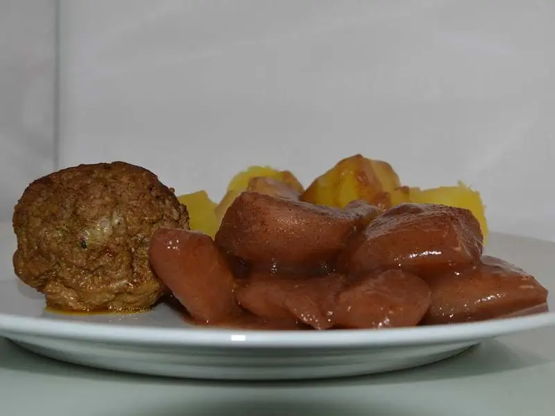 Stoofpeertjes met gekookte aardappelen en een gehaktbal