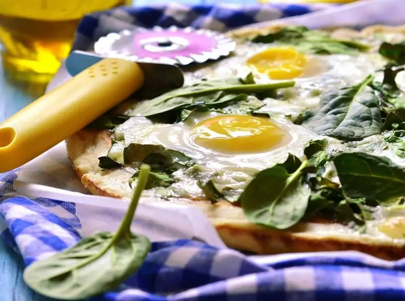 Pizza met ei en spinazie