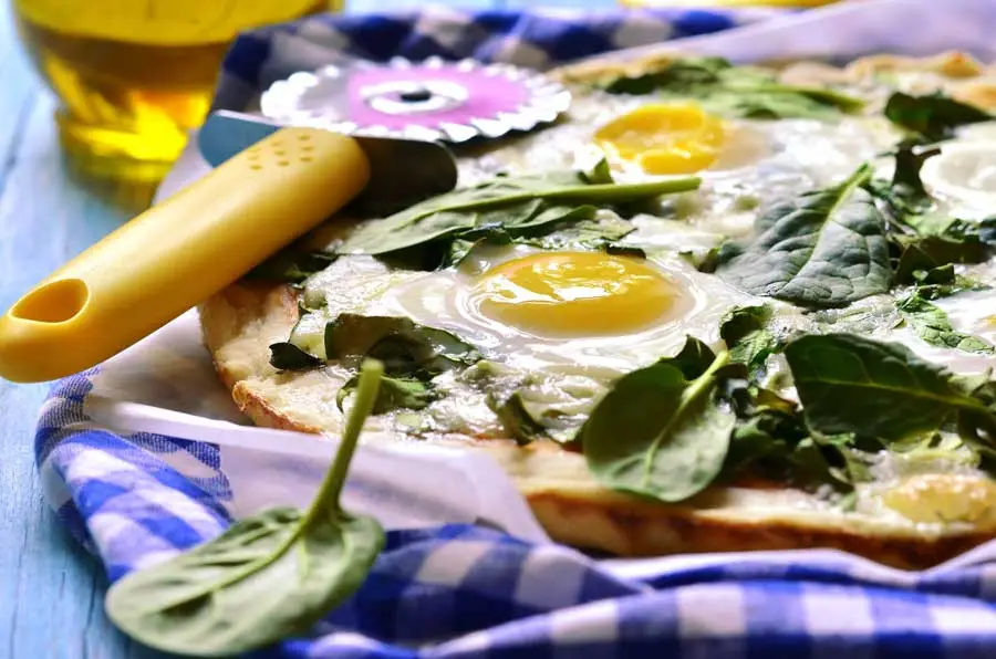 Pizza met ei en spinazie