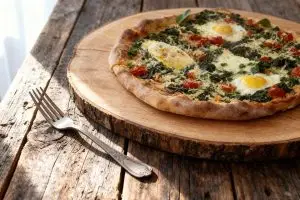 Pizza met ei en spinazie
