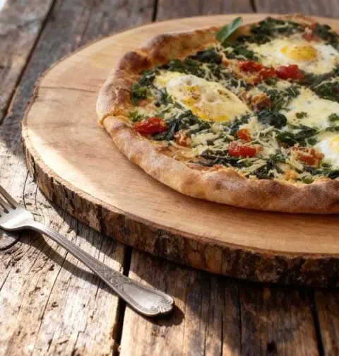 Pizza met ei en spinazie