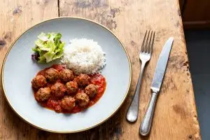 Gehaktballetjes uit de oven in tomatensaus