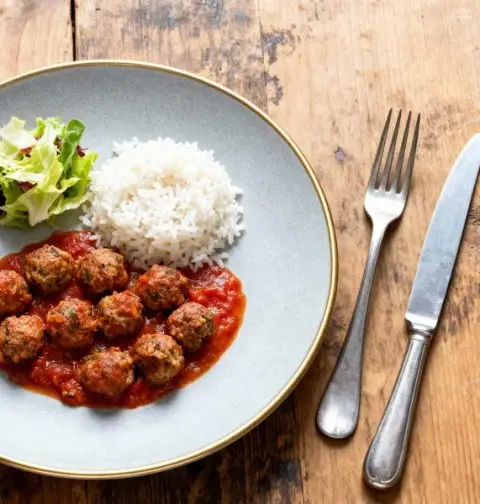 Gehaktballetjes uit de oven in tomatensaus