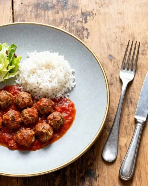 Gehaktballetjes uit de oven in tomatensaus