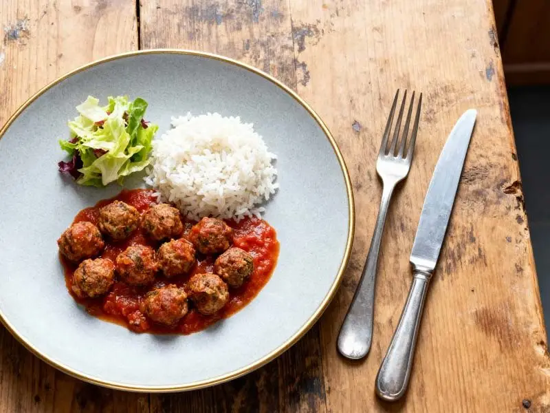 Gehaktballetjes uit de oven in tomatensaus