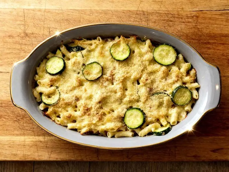 Macaronigratin met courgette