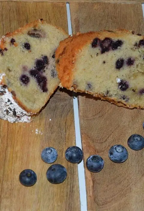 2 stukken bosbessen-banaan tulband op een houten dienblad.