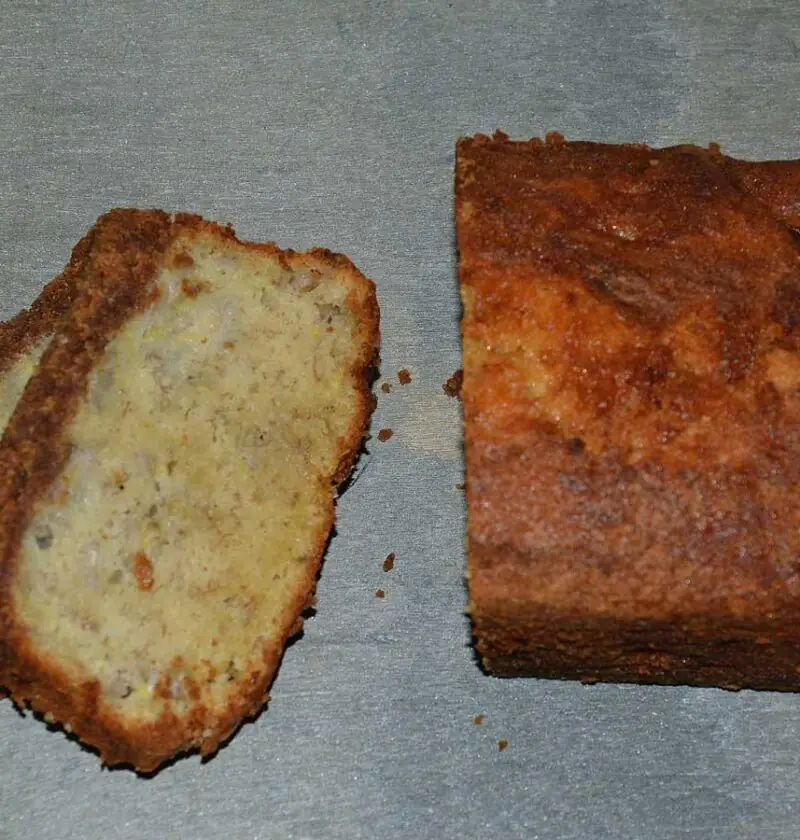 Een cake met speculaas en 2 plakjes op een dienblad.