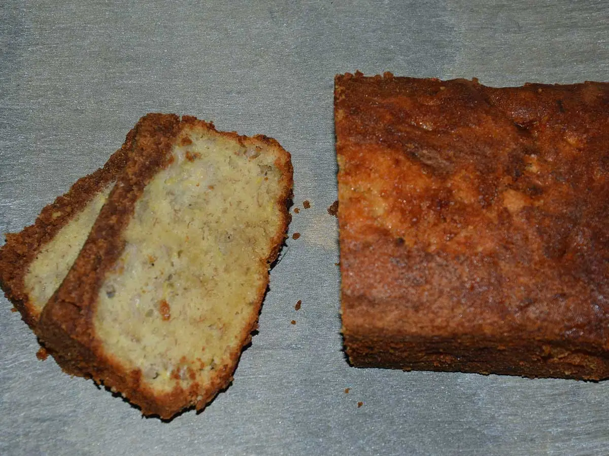 Een cake met speculaas en 2 plakjes op een dienblad.
