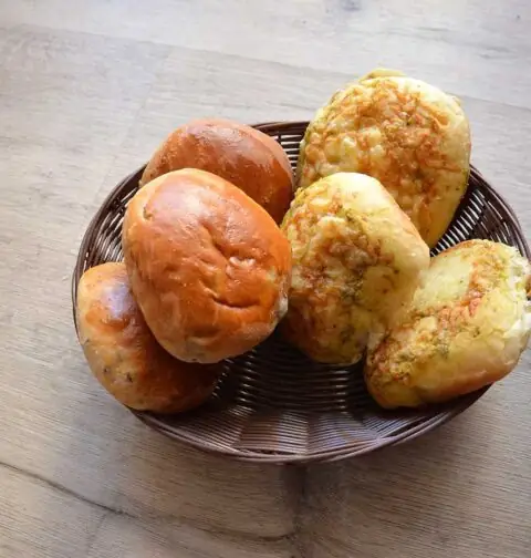 Verschillende broodjes, die van één en hetzelfde deeg gemaakt zijn.