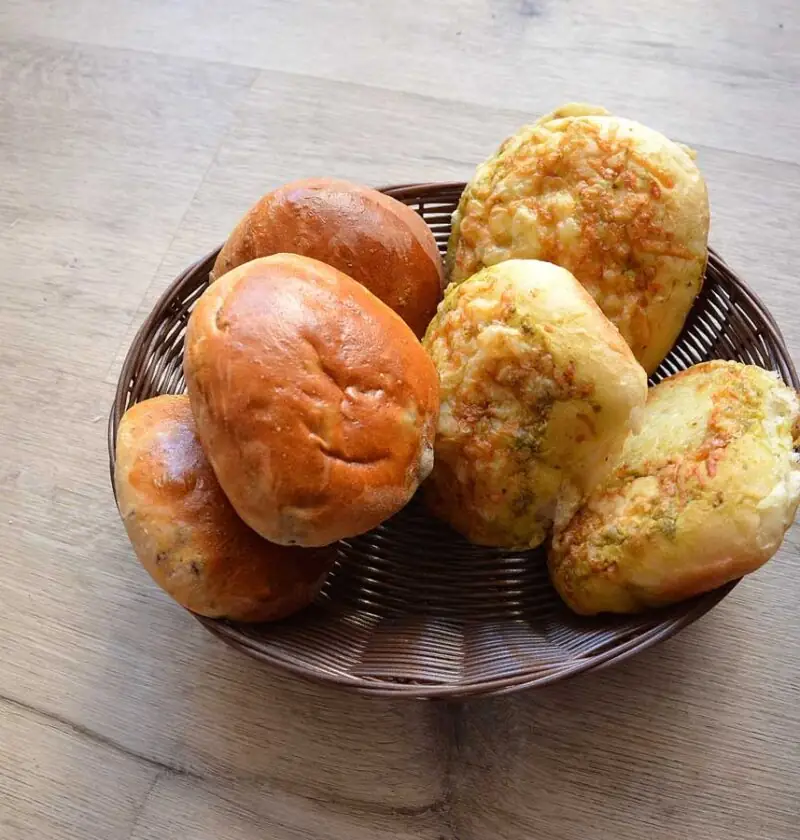 Verschillende broodjes, die van één en hetzelfde deeg gemaakt zijn.