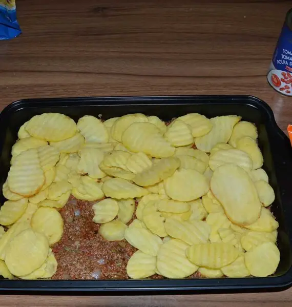 Een bakblik met Italiaanse Ovenschotel.