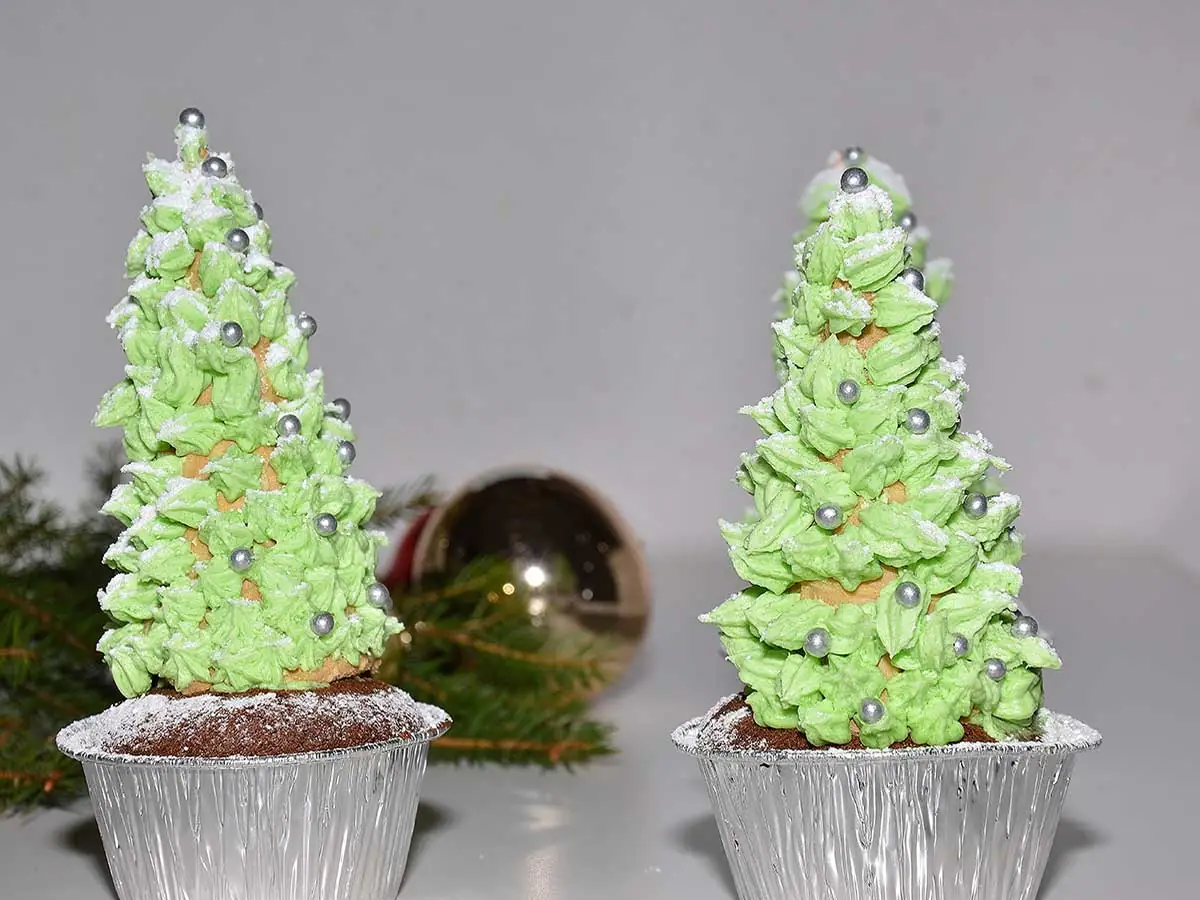 2 Cupcakes versierd met een kerstboom.