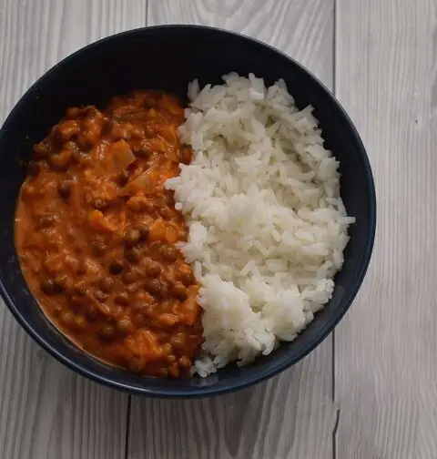 Linzencurry in een blauw schaaltje met witte rijst.