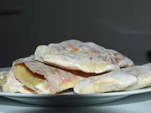 3 Naanbroden op een wit bord.
