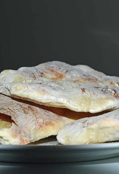 3 Naanbroden op een wit bord.