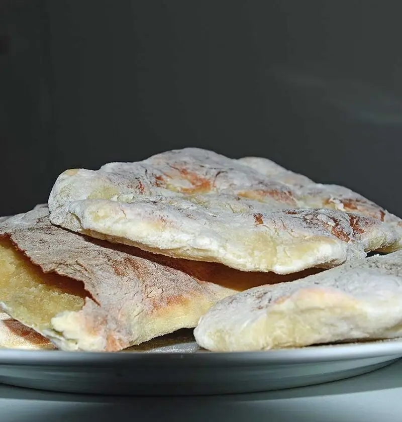 3 Naanbroden op een wit bord.
