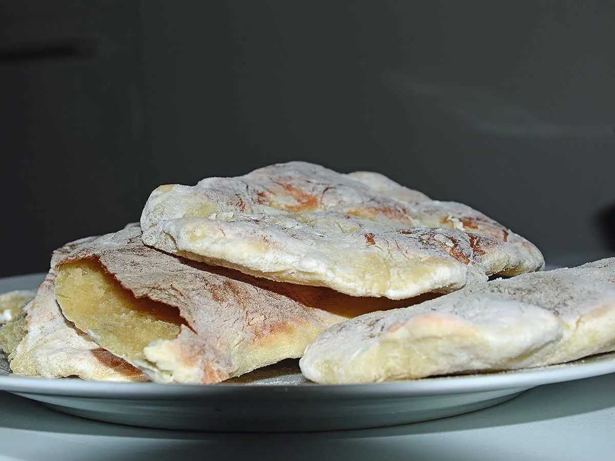3 Naanbroden op een wit bord.