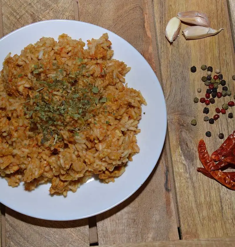 Nasi gemaakt van bloemkoolrijst.