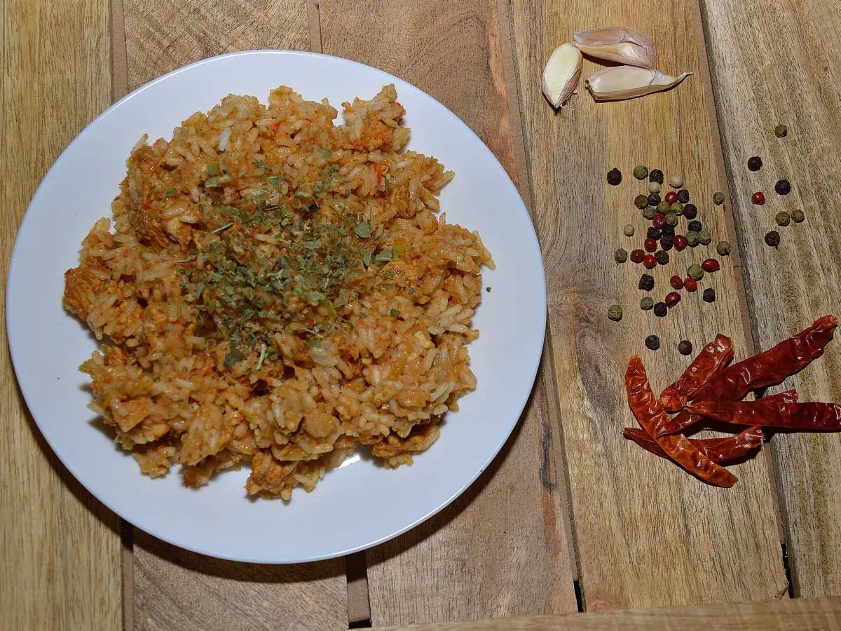 Nasi gemaakt van bloemkoolrijst.