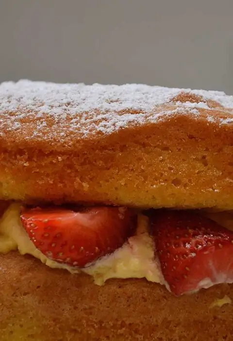Een closeup van een Sponge cake met aardbeien.