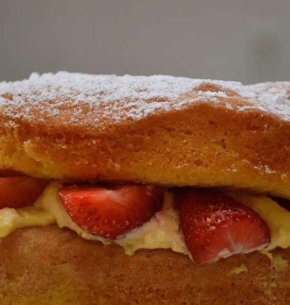 Een closeup van een Sponge cake met aardbeien.
