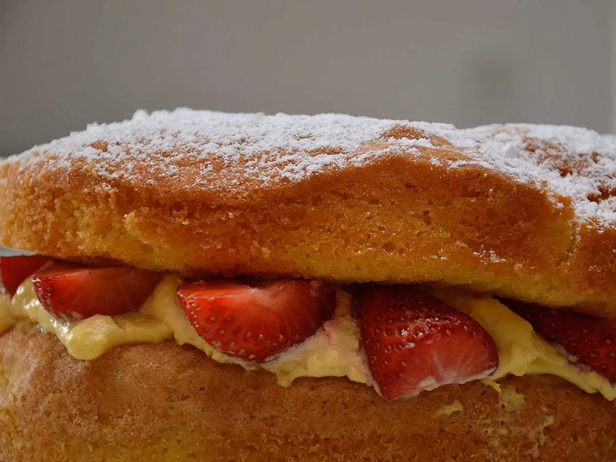 Een closeup van een Sponge cake met aardbeien.