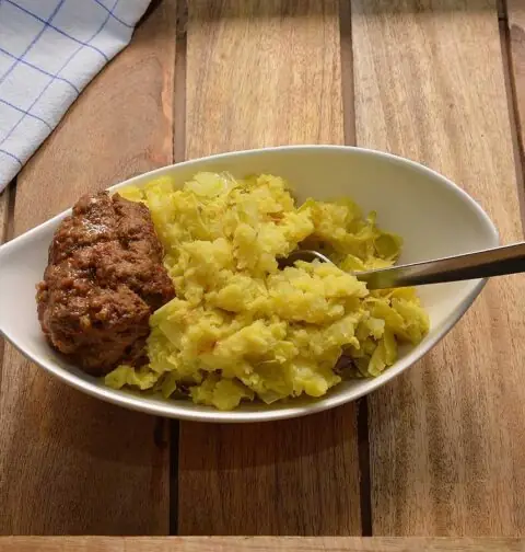 Een mooi schaaltje met stamppot prei en daarnaast een heerlijke gehaktbal.